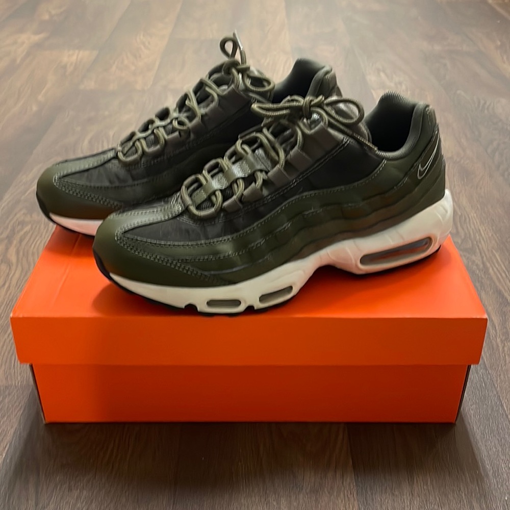 NIKE AIR MAX 95’ ESSENTIAL CASUAL SHOE